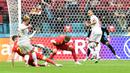 Banyak ditekan, Denmark justru mencetak gol pertamanya pada menit ke-27. Kerjasama bek Joakim Maehle dengan Kasper Dolberg mampu diselesaikan dengan tendangan terukur dari luar kotak penalti oleh Kasper Dolberg. Denmark unggul 1-0. (Foto: AP/Pool/Olaf Kraak)