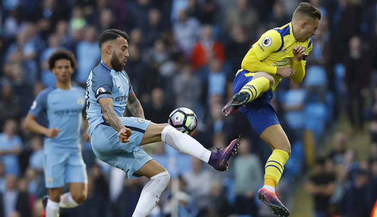 Bek Manchester City, Nicolas Otamendi, berebut bola dengan gelandang Everton, Gerard Deulofeu, pada laga Premier League di Stadion Ettihad, Manchester, Sabtu (15/10/2016). Kedua tim bermain imbang 1-1. (Reuters/Phil Noble)