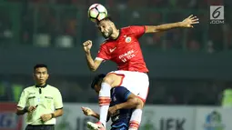  Bek Persija, Willian Pachecho menghalau bola atas saat laga melawan Arema FC dilanjutan Liga 1 Indonesia di Stadion Patriot Candrabhaga, Bekasi, Jumat (2/6). Persija unggul 2-0 atas Arema FC. (Liputan6.com/Helmi Fithriansyah)