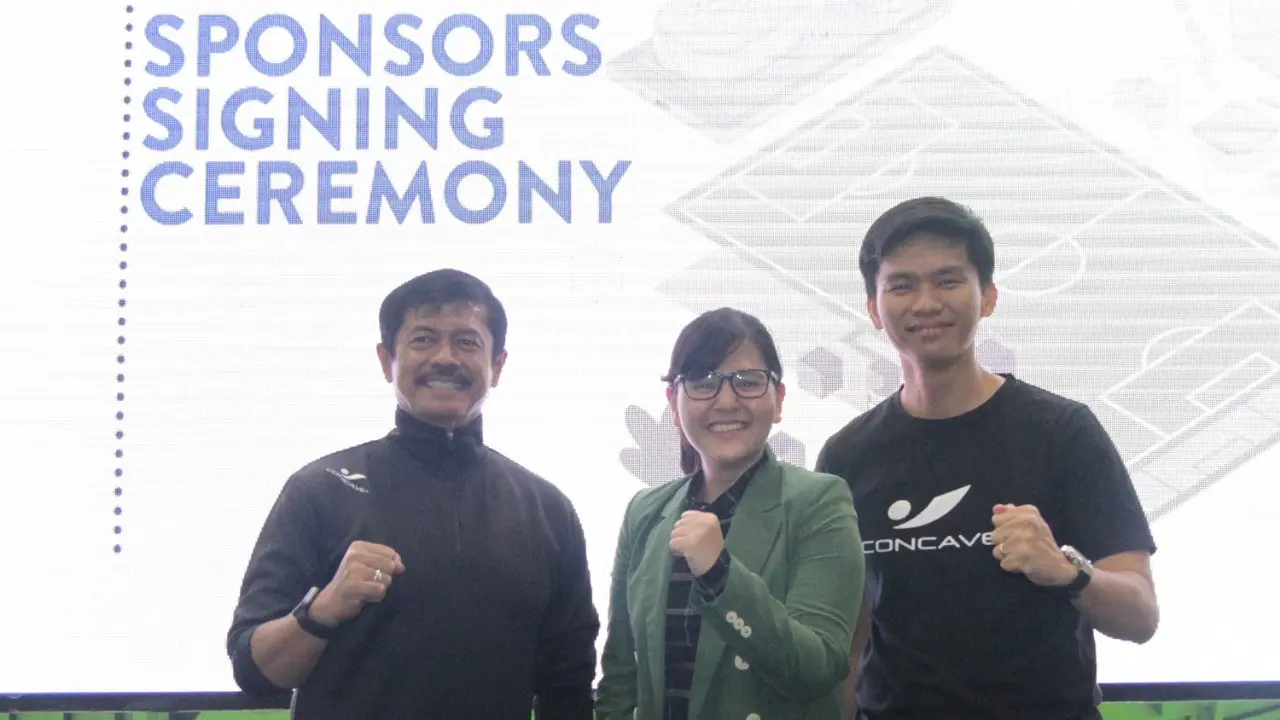 Pelatih Timnas Indonesia U-23, Indra Sjafri, bersama Sekjen PSSI, Ratu Tisha dan Director Marketing dan Business Development Concave, Daniel R. Gondosaputro, foto bersama usai penandatangan kerjasama pada acara Forum dan Pameran Olahraga ISEF 2019 di JCC