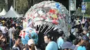 Karya instalasi "monster plastik" dalam pawai bebas plastik di Taman Aspirasi Monas, Jakarta, Minggu (21/7/2019). Monster plastik menyerupai ikan Angler Fish setinggi 4 meter itu sebagai bentuk bahaya atau dampak buruk penggunaan kantong plastik sekali pakai. (merdeka.com/Iqbal S Nugroho)