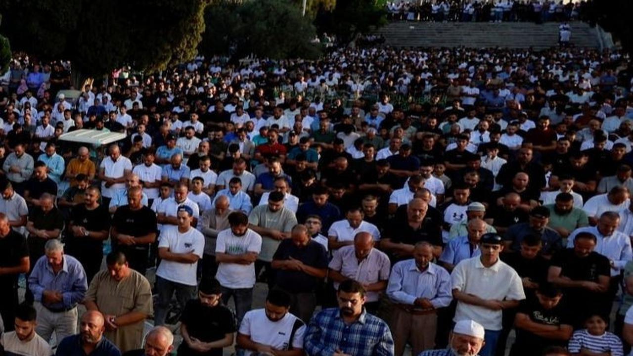 Suasana khidmat dan penuh kekhusyukan terlihat menyelimuti jemaah muslim yang sedang melaksanakan salat id bersama-sama. Foto: REUTERS / Ammar Awad<br>