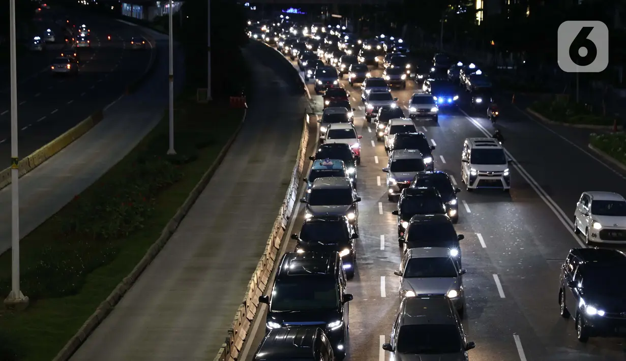 Sejumlah kendaraan terjebak kepadatan arus lalu lintas di Jalan Jenderal Sudirman, Jakarta, Rabu (27/5/2020). Empat provinsi di Indonesia termasuk DKI Jakarta akan mulai melakukan persiapan menuju new normal atau tatanan kehidupan baru menghadapi COVID-19. (Liputan6.com/Helmi Fithriansyah)