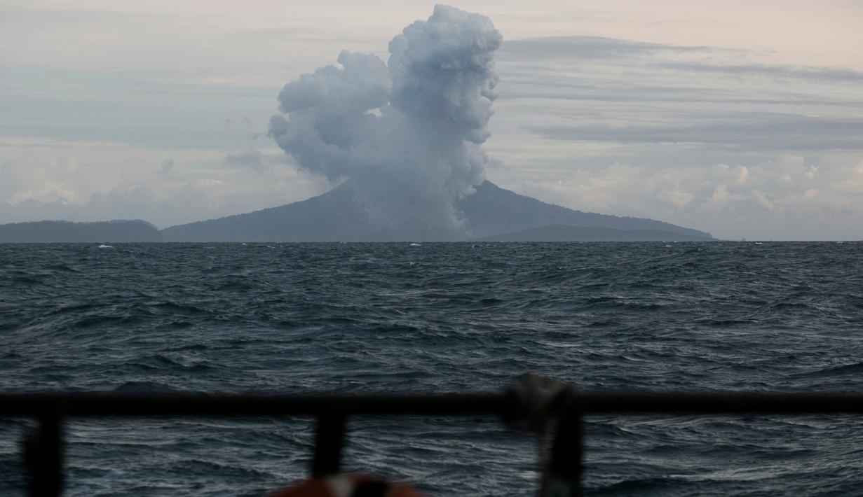 Gunung Anak Krakatau memuntahkan material vulkanik selama letusan seperti yang terlihat dari kapal Angkatan Laut Indonesia di perairan Selat Sunda (28/12). (AP Photo/Fauzy Chaniago)