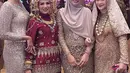 Paula Verhoeven tampil bak ratu kecantikan mengenakan kebaya full payet dan kain serba putih. Penampilannya dilengkapi dengan aksesori kepala warna perak. [Instagram/paula_verhoeven]