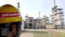 Petugas PT. Pertamina (Persero) memantau Refinery Unit (RU) atau kilang VI Balongan di Indramayu, Jawa Barat, (14/1). RU VI Balongan merupakan tumpuan produksi BBM jenis Pertamax Series milik PT. Pertamina (Persero). (Liputan6.com/Helmi Afandi)
