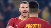 Pemain AS Roma Edin Dzeko merayakan golnya ke gawang Wolfsberg pada pertandingan Grup J Liga Europa di Olympic Stadium, Roma, Italia, Kamis (12/12/2019). Roma tetap lolos ke babak 32 besar Liga Europa meski laga bermain imbang 2-2. (Filippo MONTEFORTE/AFP)