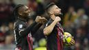 Pemain AC Milan, Olivier Giroud, bersama Rafael Leao melakukan selebrasi setelah mencetak gol ke gawang Sampdoria pada laga Liga Italia di Stadion di San Siro, Sabtu (20/5/2023). Rossonerri menang dengan skor 5-1. (AP Photo/Antonio Calanni)