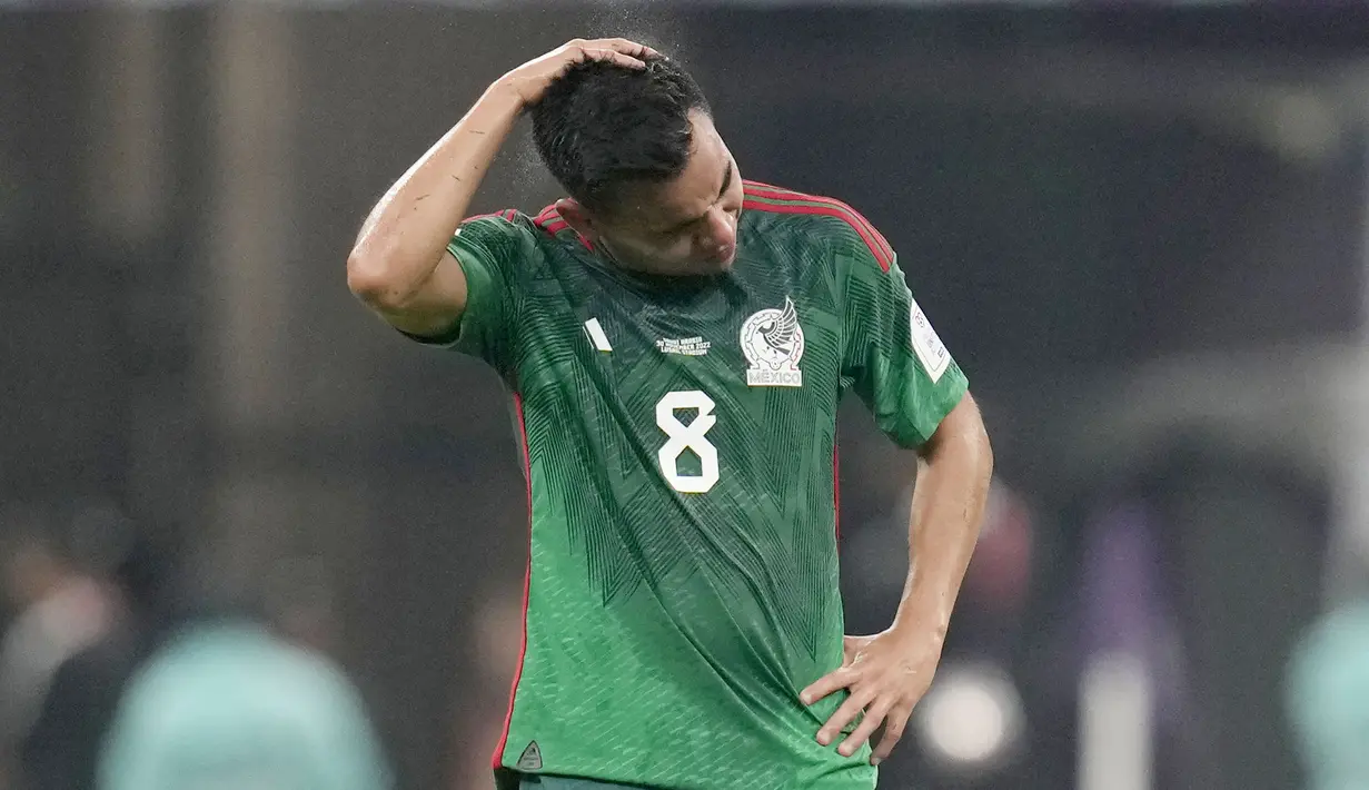 Namun, skenario itu buyar setelah Arab Saudi mencetak satu gol balasan pada menit 90+5, melalui Salem Aidawsari. Gol itu memastikan Meksiko tersingkir karena kalah dari selisih gol dari Polandia, yaitu 1- berbanding 0. (AP/Ricardo Mazalan)