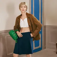 Gigi Hadid kembali mencuri perhatian lewat penampilan terbarunya dalam kampanye tas kulit 2026 milik Miu Miu. [Dok/MIU MIU].