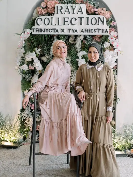 Merek modest wear milik Nycta Gina Trynicta berkolaborasi bareng Tya Ariestya. Menghadirkan koleksi Raya untuk menyambut Lebaran dengan outfit stylish dan comfy. [Foto: @trynicta]