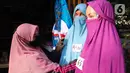 Pedagang menata dagangannya di Pojok UMKM, Kota Tangerang, Jumat (22/8/2020). Pemerintah daerah setempat meluncurkan Pojok UMKM Cibodas dalam rangka membantu pelaku usaha mempromosikan hasil produknya demi meningkatkan perekonomian wilayah di tengah pandemi COVID-19. (Liputan6.com/Angga Yuniar)