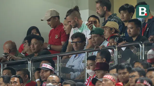Foto: Luis Milla Nonton Timnas Indonesia Bareng Suporter di Markas Persib Bandung