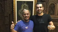 Striker asal Spanyol, Pablo Rodriguez Aracil, berfoto bareng dengan manajer Madura United FC, Haruna Soemitro. (Bola.com/Robby Firly)