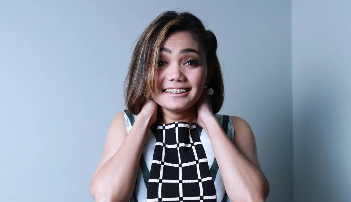 Dalam sebuah pengajian yang diunggah belum lama ini, dengan penceramah Ustaz Abdul Somad, seperti biasa ada sesi tanya jawab. Dalam video tersebut,  sang ustaz membacakan pertanyaan. (Galih W Satria/dok. Bintang.com)