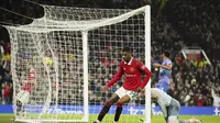 Marcus Rashford berselebrasi setelah mencetak gol ketiga Manchester United dalam pertandingan Liga Inggris melawan Bournemouth di Old Trafford, Rabu, 4 Januari 2023. MU menang 3-0. (AP Photo / Dave Thompson)