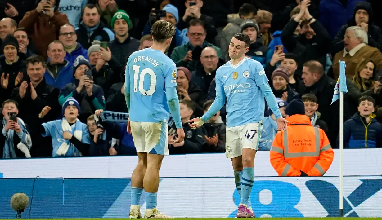 Tiga gol Phil Foden (45+1', 62', 69') membungkam perlawanan Aston Villa. (AP Photo/Dave Thompson)