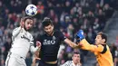 Pemain Juventus, Gonzalo Higuain (kiri) berduel dengan pemain Porto, Felipe  dan kiper Iker Casillas pada Babak 16 Besar Liga Champions di Juventus Stadium, (14/3/2017). Juventus menang 1-0. ((EPA/Alessandro Di Marco)