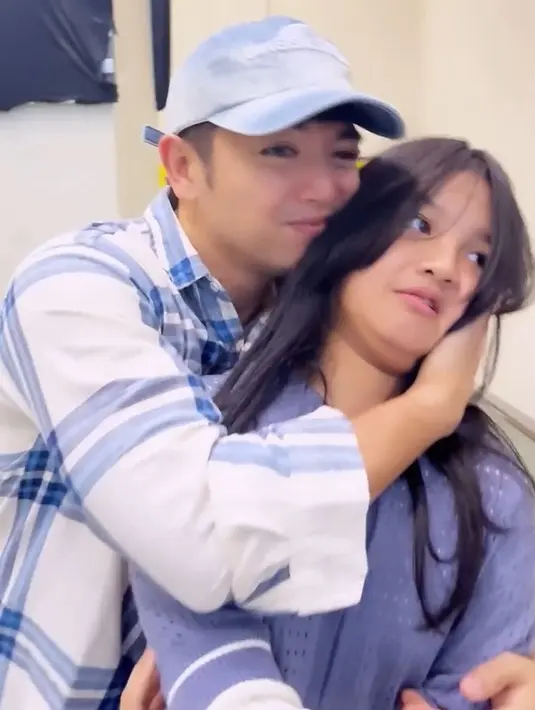 "Padahal dulu sering bgtttt.. bahkan Ellyna sendiri yg mintaa 🥲🥲 Time flies..
She is not a little baby anymoreee 😅😅," sambung pemeran Kelvin dalam sinetron Anak Menteng. [Instagram/nickytirta]