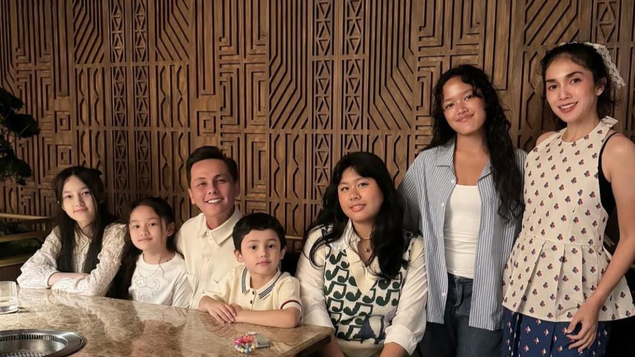 7 Potret Momen Kehangatan Keluarga Andhika dan Ussy, Bukti Cinta yang Makin Erat dengan Anak-anak