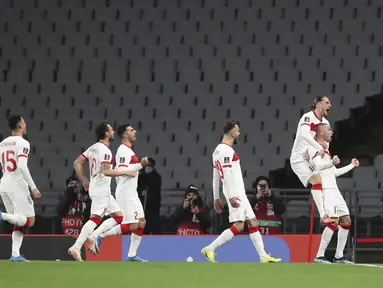 Penyerang Turki, Burak Yilmaz (kanan) berselebrasi usai mencetak gol ke gawang Belanda pada pertandingan kualifikasi Piala Dunia Grup G di Stadion Ataturk Olympic, Istanbul, Kamis (25/3/2021). Burak Yilmaz mencetak hattrick dan mengantar Turki menang atas Belanda 4-2. (Tolga Bozoglu/Pool Photo via A