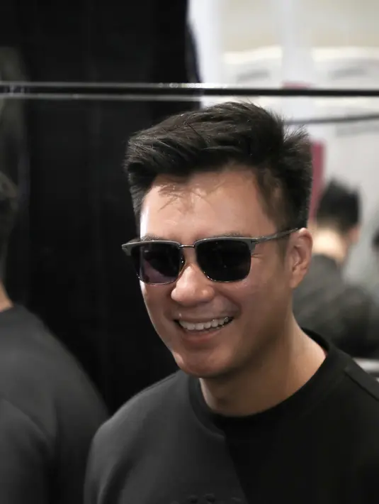 Intip kacamata hitam yang dikenakan oleh Baik Wong berikut ini. Keren bukan? Nah koleksi di 2023 ini menampilkan bingkai klasik yang elegan serta tampilan fashion-forward yang menarik, masing-masing diinformasikan oleh mata tajam Ford dan rasa estetika legendaris.  /Foto dok: Optik Seis.