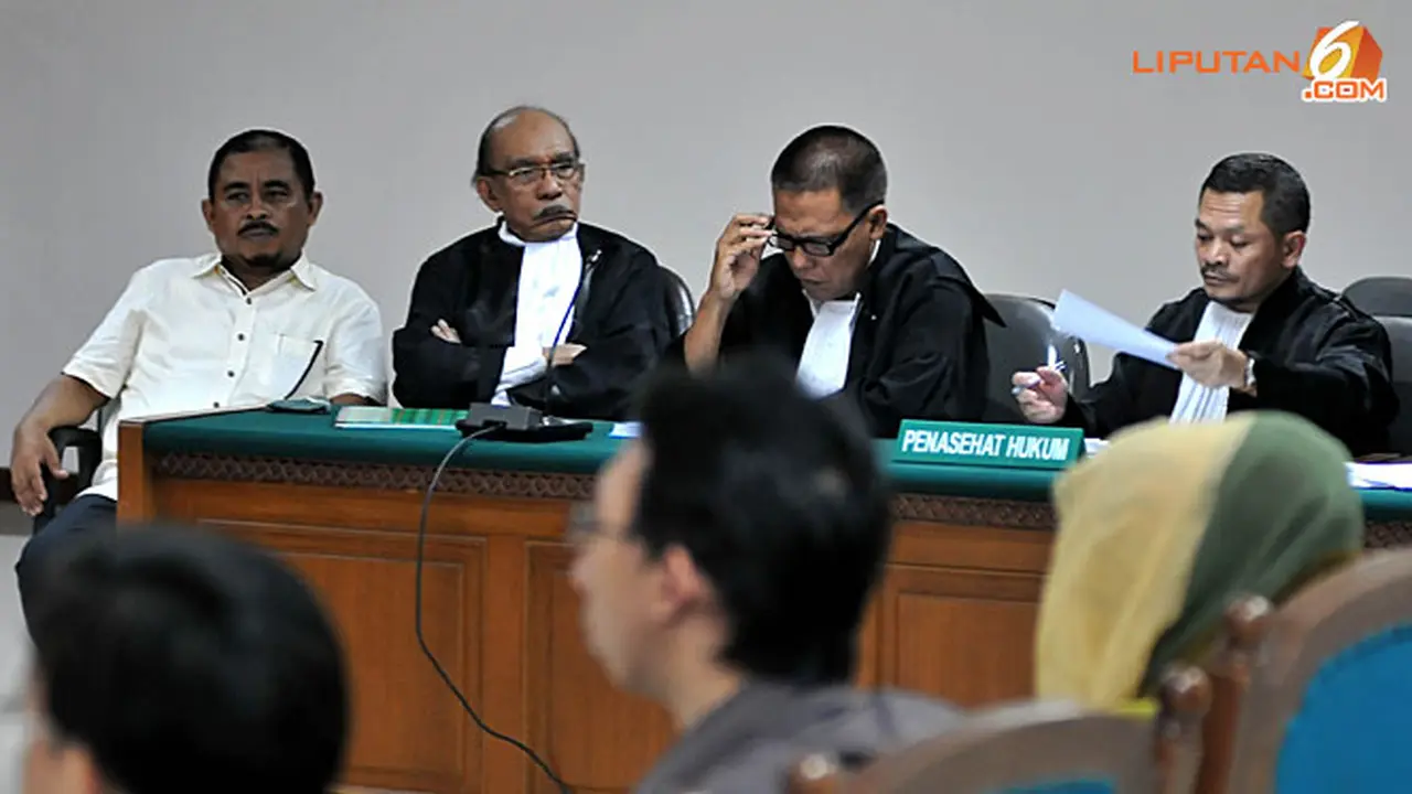 luthfi-pengacara-131105b.jpg