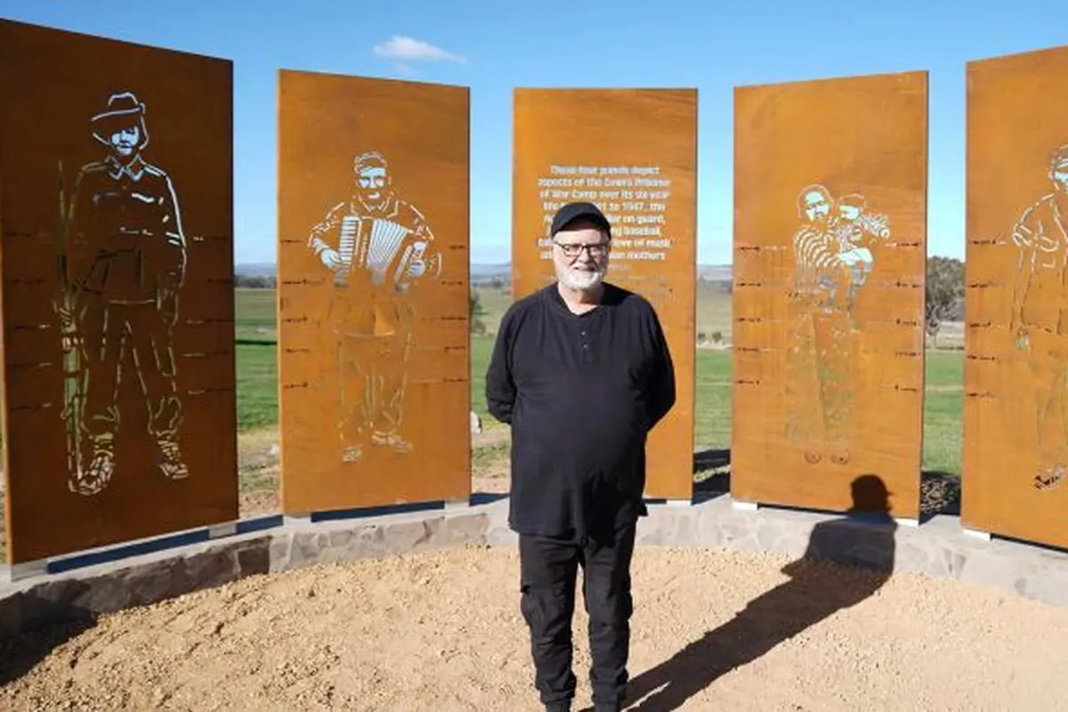 Seniman Australia Wayne Miles merancang monumen Pelarian Cowra yang salah satunya menampilkan gambar seorang ibu berkebaya dengan anaknya. (Foto: ABC Central West)