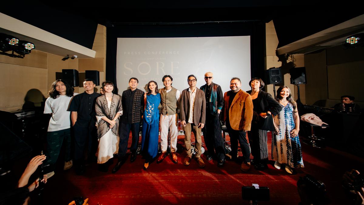 Dion Wiyoko dan Sheila Dara Bertemu Kembali di Film 'Sore: Istri dari Masa Depan'