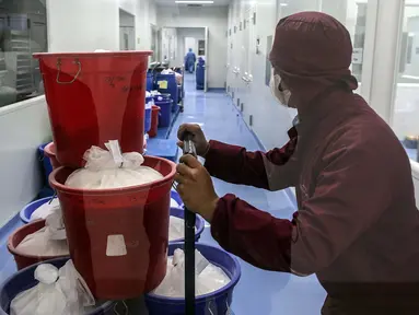 Aktivitas pekerja di pabrik produksi obat Kimia Farma di Banjaran, Bandung, Jawa Barat, Kamis (29/7/2021). Menurut Wakil Ketua DPR RI Sufmi Dasco Ahmad, Kimia Farma telah memproduksi obat COVID-19 Favipiravir berkapasitas produksi 2 juta tablet per hari. (Liputan6.com/Johan Tallo)