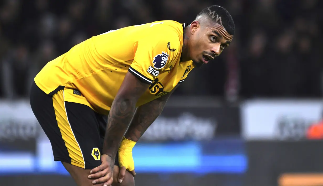Pemain Wolverhampton Wanderers, Mario Lemina, tampak lesu setelah ditaklukkan Manchester United pada laga Liga Inggris pekan 22 di Stadion Molineux, Jumat (2/2/2024). Berkat hasil ini, Manchester United dengan poin 35 pun berhak naik ke peringkat tujuh klasemen. Sementara itu, Wolves tertahan di posisi ke-11 dengan poin 29. (AP Photo/Rui Vieira)