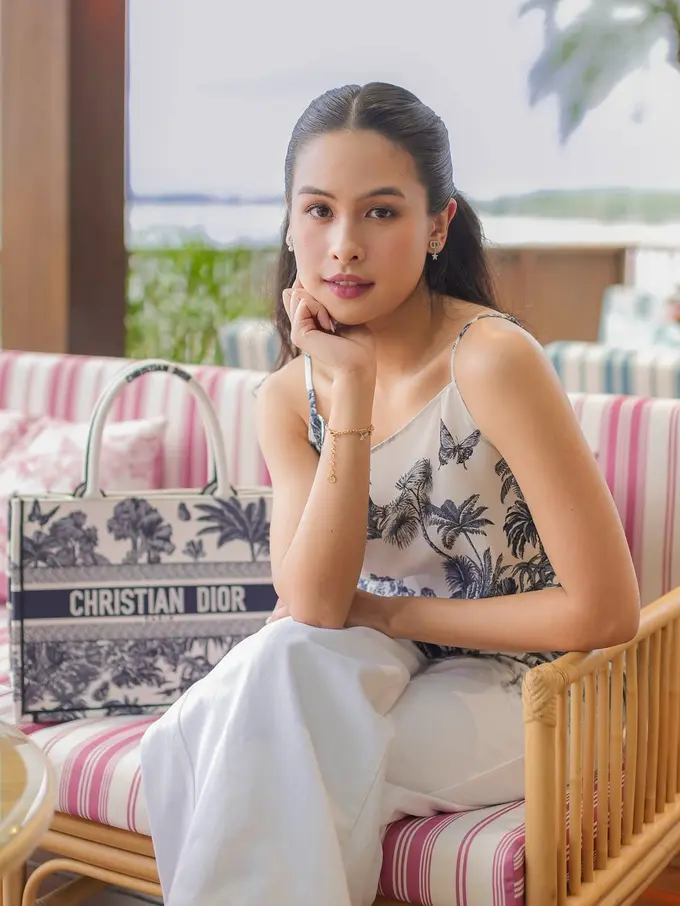 Maudy Ayunda Tampil Santai nan Mewah dengan Tas Rp62 Juta-an di Dioriviera Bali, Jadi Inspirasi Gaya Liburan Tropis