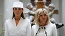 Istri Presiden AS Donald Trump, Melania Trump mendampingi istri Presiden Prancis Brigitte Macron saat melakukan tur di National Gallery of Art di Washington (24/4). (AP/Jacquelyn Martin)