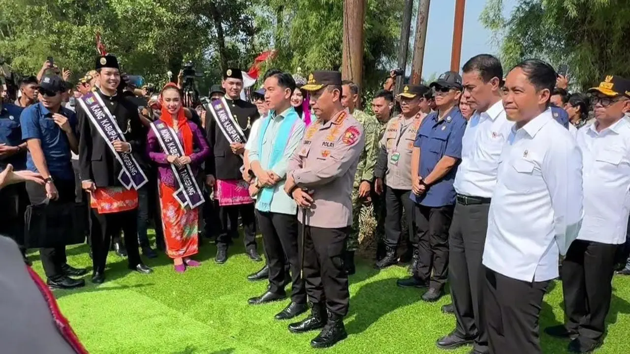 Menteri Kehutanan (Menhut) Raja Juli Antoni saat mendampingi Wakil Presiden Gibran Rakabuming Raka dalam penanaman jagung serentak kuartal IV tahun 2025 di Desa Bantar Panjang, Kec. Tigaraksa, Kab. Tangerang, Banten, Rabu (8/10) (Istimewa)