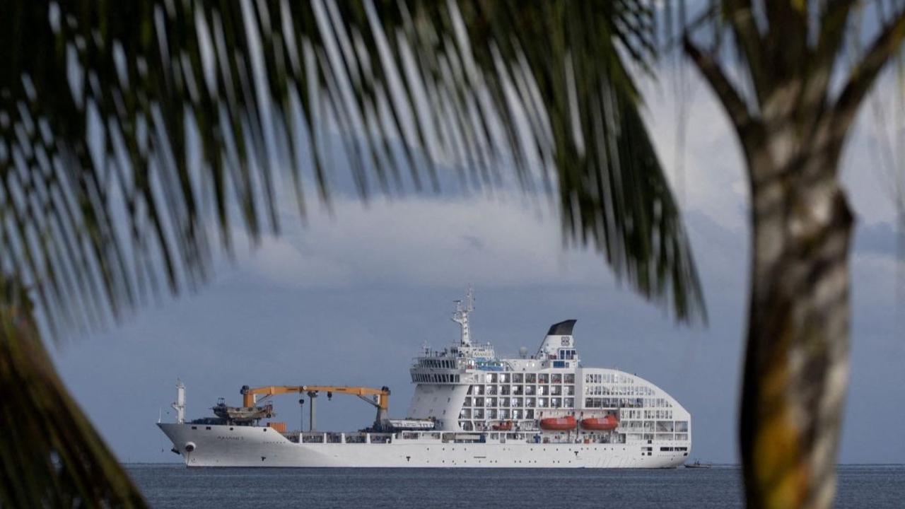 Kapal pesiar The Aranui 5 berada di perairan dekat Teahupo'o, Tahiti, Polinesia Prancis, pada 25 Juli 2024. Dalam rangka menyukseskan gelaran Olimpiade Paris 2024, penyelenggara menghadirkan kapal pesiar mewah ini sebagai tempat tinggal para atlet di caba