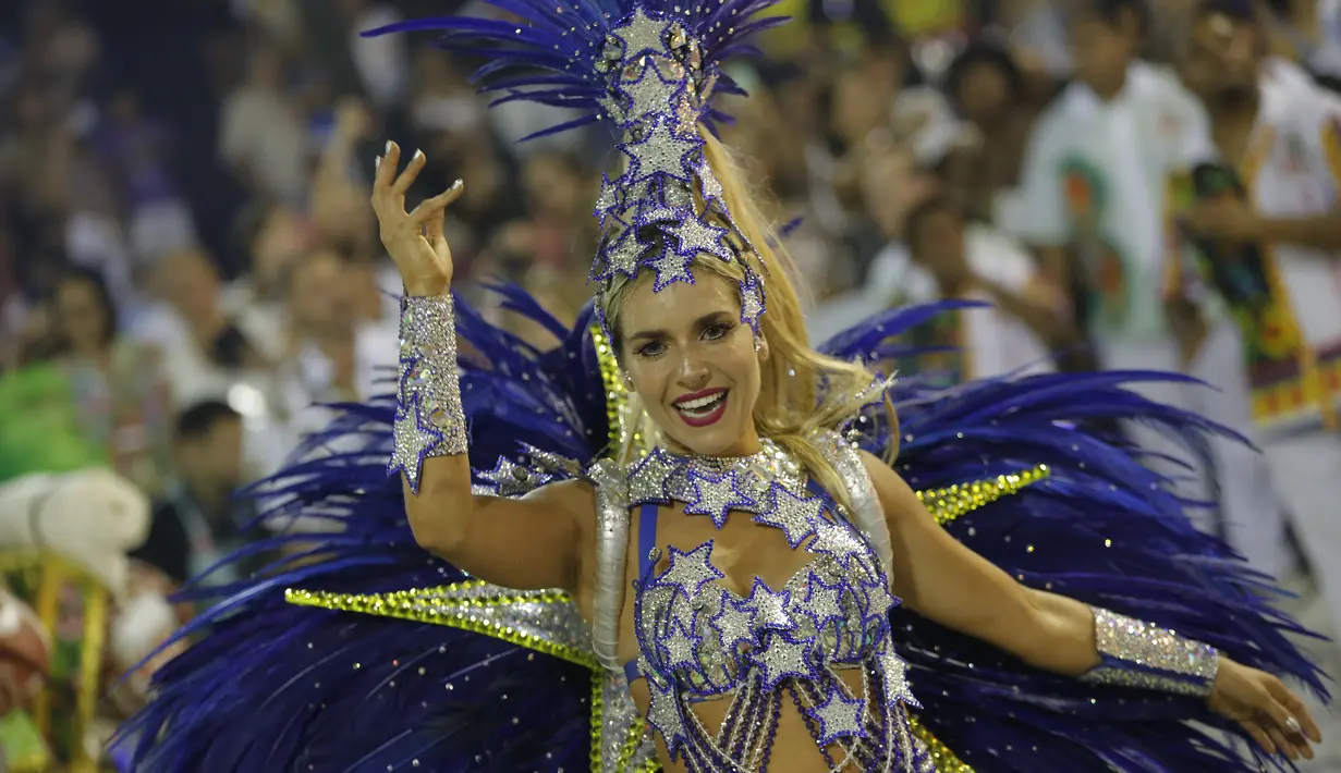 Seorang peserta dari Academicos do Grande Rio ikut dalam Karnaval Samba di Sambadrome, Rio de Janeiro, Brasil, Senin (27/2). Karnaval Samba dimeriahkan oleh hampir seluruh sekolah samba di Brasil. (AP Photo / Leo Correa)