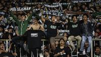 Suporter PSS Sleman memberikan dukungan saat melawan Arema FC pada laga Liga 1 2019 di Stadion Maguwoharjo, Sleman, Rabu (15/5). PSS menang 3-1 atas Arema. (Bola.com/Yoppy Renato)