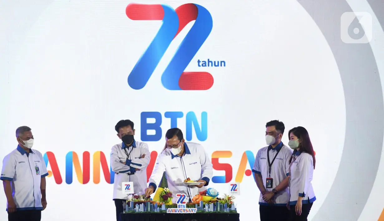 Direktur Utama BTN (Persero) Haru Koesmahargyo (tengah) potong tumpeng dalam perayaan HUT BTN ke-72 di Jakarta, Rabu (9/2/2022). Memasuki usia ke-72 tahun Bank BTN berkomitmen untuk menjadi pendamping pemerintah dan memegang peranan dalam pembiayaan perumahan. (Liputan6.com/HO/BTN)