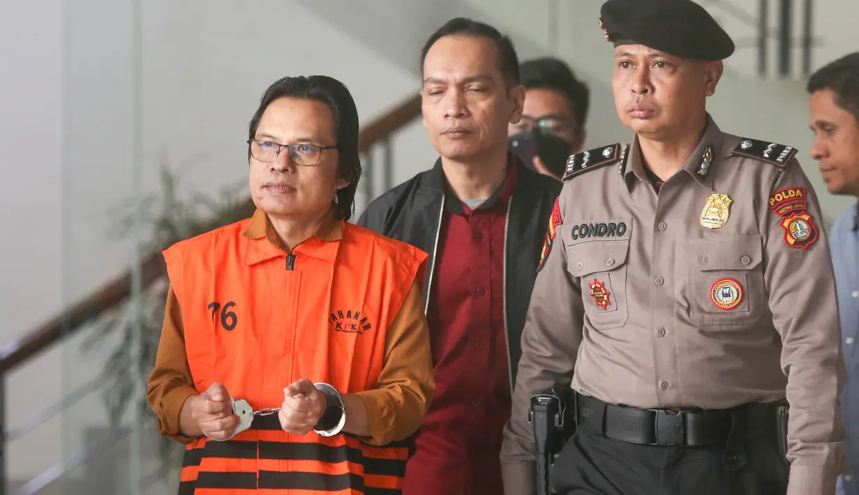 Mantan Sekretaris Jenderal (Sekjen) MPR RI Ma'ruf Cahyono dengan mengenakan rompi oranye berjalan menuju mobil tahanan  usai menjalani pemeriksaan di Gedung Merah Putih KPK, Jakarta, Kamis (09/07/2026).