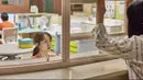Da Eun mencoba mendekati pasien dan mendengarkan beban mereka dengan senyuman ramah. Namun, masih banyak yang harus ia pelajari tiap hari. (Yang Hae Sung/Netflix © 2023)