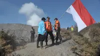 Ilustrasi: Tim Rescue mitra Polda Jatim bersiap melakukan upacara pengibaran bendera Merah Putih di Gunung Batok, kawasan wisata gunung Bromo, Probolinggo, Jawa Timur, Sabtu 16 Agustus. (Antara/Paramayuda)
