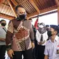 Eri Cahyadi saat meninjau vaksinasi pelajar di SMAN 21 Surabaya. (Dian Kurniawan/Liputan6.com)