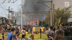 Sejumlah orang berkerumun melihat kebakaran yang melanda ratusan rumah semi permanen atau bedeng di belakang Hotel Alexis, Pademangan, Jakarta, Sabtu (16/9). Untuk memadamkan api, sebanyak 20 mobil Damkar dikerahkan. (Liputan6.com/Faizal Fanani)