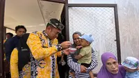 Pj Wali Kota Tarakan Bustan melakukan pantauan pemberian makanan tambahan kepada balita yang berada di Posyandu Mataram Kampung Satu Skip Intervensi Stunting Libatkan Program CSR/Istimewa.