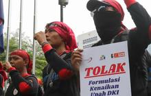 FOTO: Aksi Massa Buruh Geruduk Balai Kota Jakarta Tuntut Kenaikan UMP 15 Persen