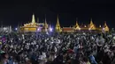 Demonstran pro-demokrasi menghadiri protes di Sanam Luang dengan The Grand Palace menyala di latar belakang di Bangkok, Thailand (19/9/2020). (AP Photo/Sakchai Lalit)