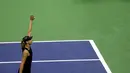Maria Sharapova menyapa pengemarnya usai pertandingan putaran pertama turnamen tenis AS Terbuka di New York, (28/8). Sharapova menang atas Halep dengan skor 6-4, 4-6, 6-3. (AP Photo/Julio Cortez)