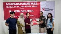 PT Asuransi Sinar Mas merealisasikan pembayaran klaim kebakaran ke pemegang Polis Property All Risks yang diselesaikan dalam waktu dua hari kerja. (Dok Sinar Mas)