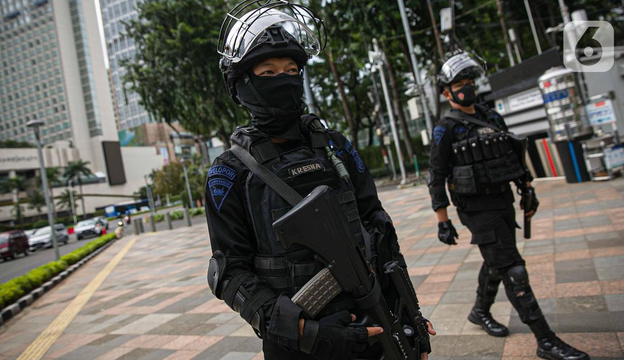 FOTO: Siaga Polisi Bersenjata di Ibu Kota Pasca Penyerangan Mabes Polri - News Liputan6.com