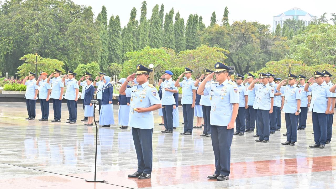 Panglima Koops Udara Nasional (Pangkoopsudnas) Marsdya TNI Minggit Tribowo ziarah ke TMP Kalibata